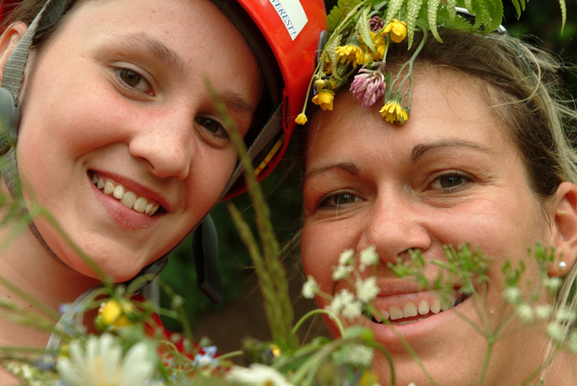 Maintenant on va rentrer car il y a des allergies aux plantes qui circulent dans la forêt !