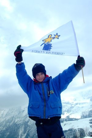 Florent hissant les couleurs de l’assoc’ au sommet de son bonheur !