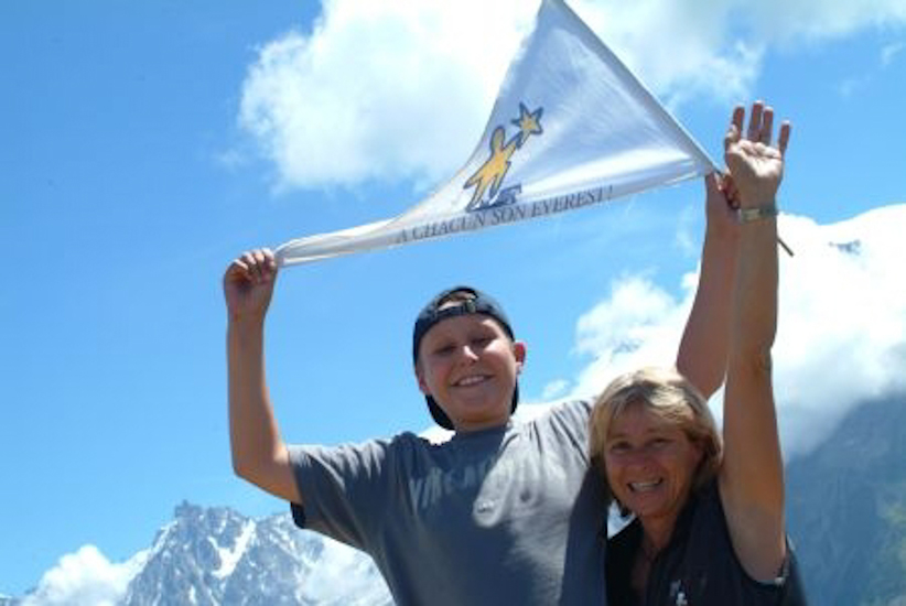 Nico partage son bonheur avec Christine.