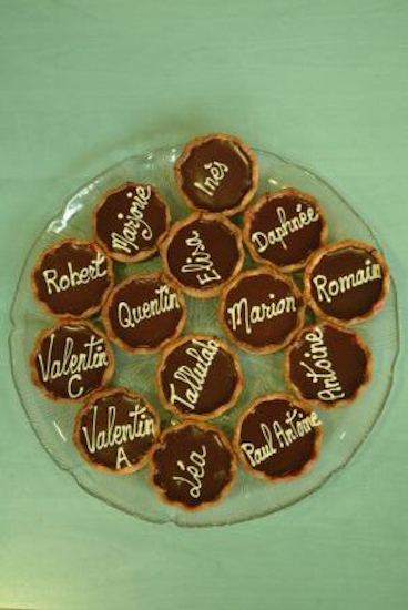 Et la surprise ce soir au dessert : les gâteaux personnalisés ! Il y en aura forcément pour tout le monde ! Merci à l’association « Espoir Santé Harmonie » pour cette bonne idée !