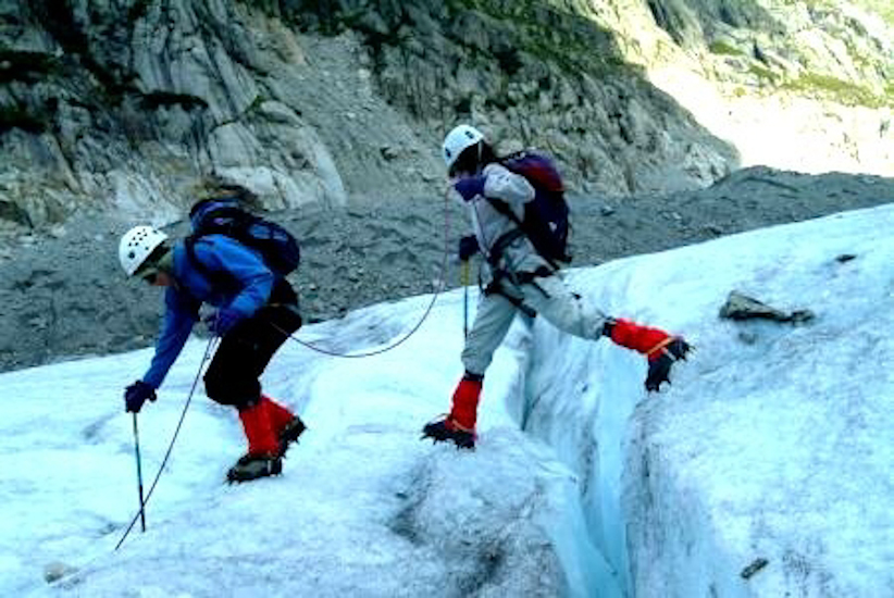 Malvina excelle dans la discipline « saut de crevasse » !