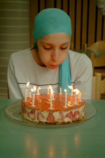Marion a encore du souffle pour fêter son anniversaire ce soir. Hip hip hip, houra !