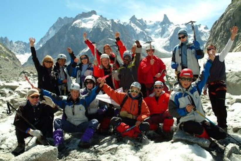Encore plus loin dans les défis, encore plus haut dans les montagnes : C’est la mer de glace qui attend notre équipe de champions aujourd’hui. A vos piolets, Marche !