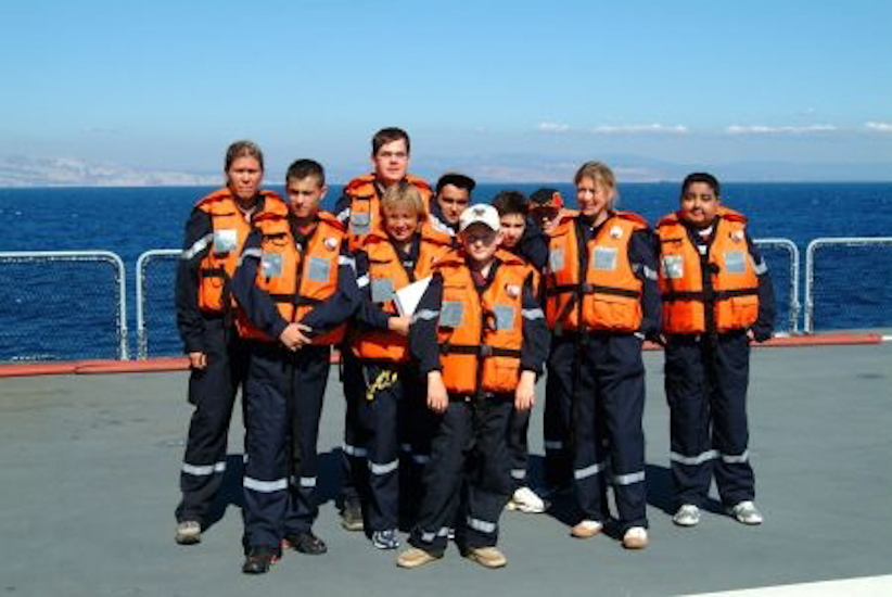 Tous aux gilets ce matin ! Nous descendons dans le radier pour embarquer à bord des navettes de transport.