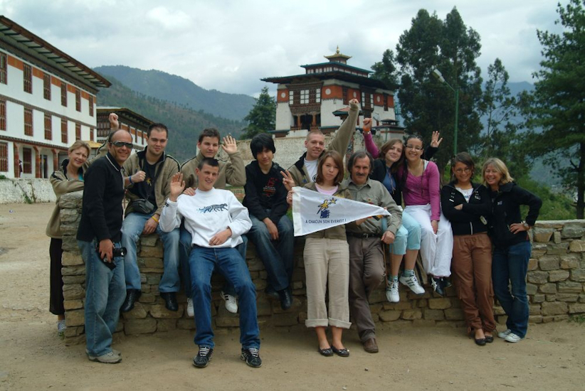 Arrivée plein d’entrain ce matin devant l’école monastique de Thimphu, Dechenphodrang. / Happy arrival this morning in front of Dechenphodrang, the monastic school Thimphu