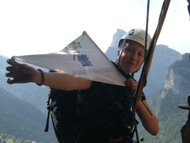 C’est fait pour Samantha qui peut brandir le drapeau, bravo !