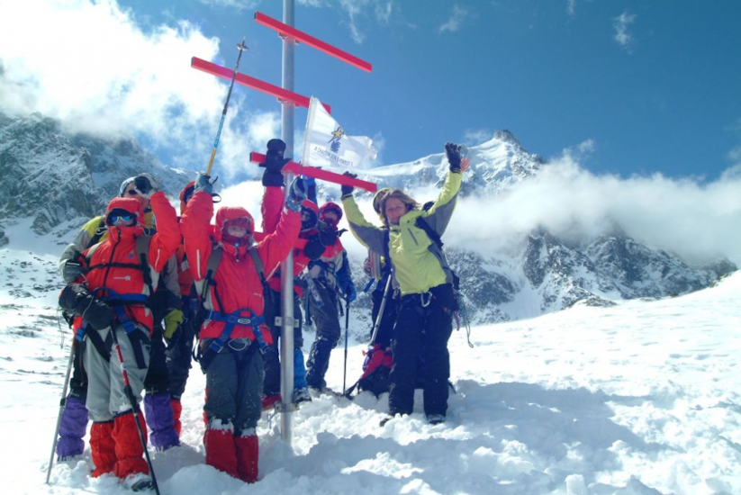 Petite photo de groupe au sommet en compagnie de notre 1èere de cordée, Christine !
