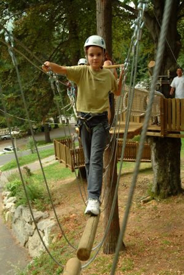 Mais à peine remis de leurs émotions, nos champions ont maintenant le plaisir d’inaugurer le nouveau Parc Aventure du chalet ! Daphnée a l’air d’apprécier !