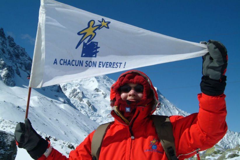 C’est une super victoire pleine d’émotions ! Chacun arbore fièrement les couleurs de l’assoc au sommet de la gloire ! (Alexandre)