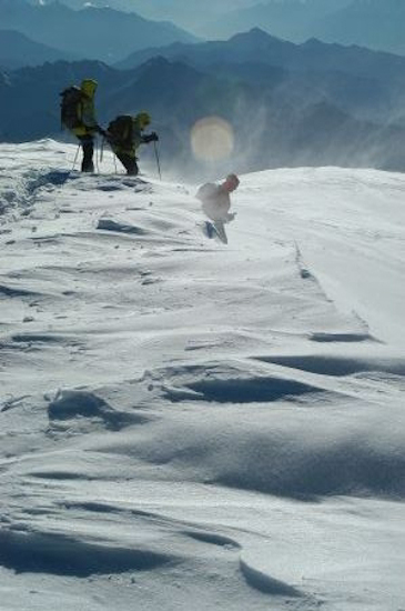 Malgré un équipement de pros, le froid commence à prendre le dessus alors on part se mettre à l’abri derrière l’arête !
