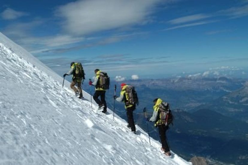 C’est raide, vraiment très raide mais nous avons une vue magnifique sur la chaîne des Aravis !