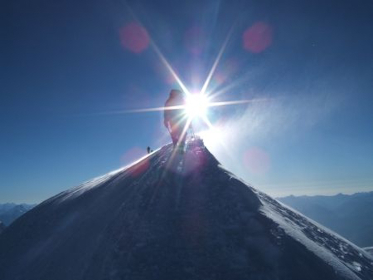 Le soleil guide nos pas sur l’arête finale !
