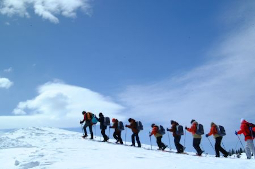 Départ discipliné et déterminé sous un ciel sublime.