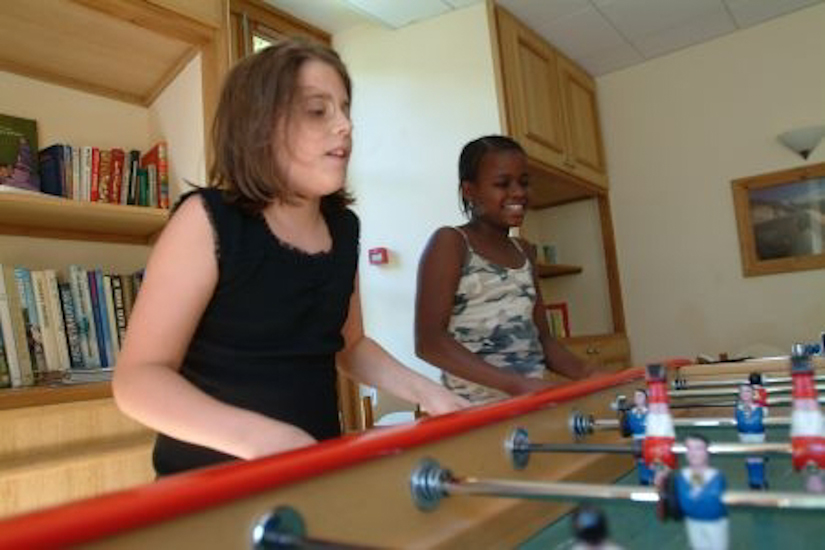 Les filles apprennent aux garçons l’art du baby-foot !