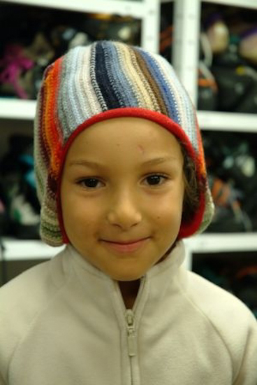 Séance habillage tout d’abord… Inès adore la collection « été 2005 » des bonnets du chalet !