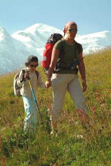Inès s’applique au planter de bâton. T’inquiètes pas, les crevasses, c’est plutôt derrière toi en haut du Mont Blanc !