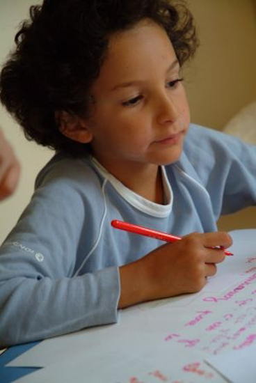 Mais avant, et pour remercier toutes les personnes qui aident l’association, on passe un petit moment à écrire de jolis mots et des dessins. Chut, Inès se concentre…