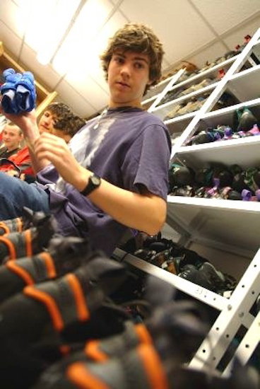 Mais pour pouvoir faire toutes les activités à venir, on a commencé par s’équiper. Vincent a donc trouvé gants à ses mains avant de chercher chaussures à ses pieds !