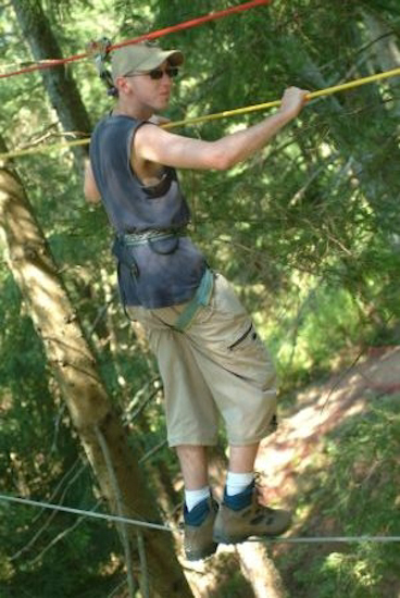 Même dans les arbres, les lunettes et les casquettes sont à la mode !