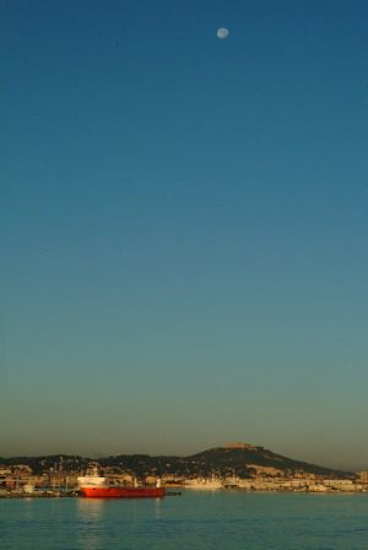 Réveil matinal et ensoleillé ! Nous voilà de nouveau au mouillage en rade de Toulon.
