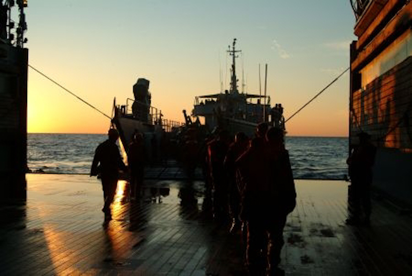 Ouverture du radier dés le lever du soleil. Nous embarquons dans le CTM pour assister aux manœuvres.