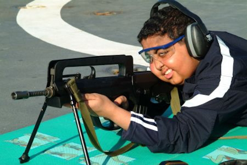 Naofel est le 1er à étudier les rudiments du fameux FAMAS…