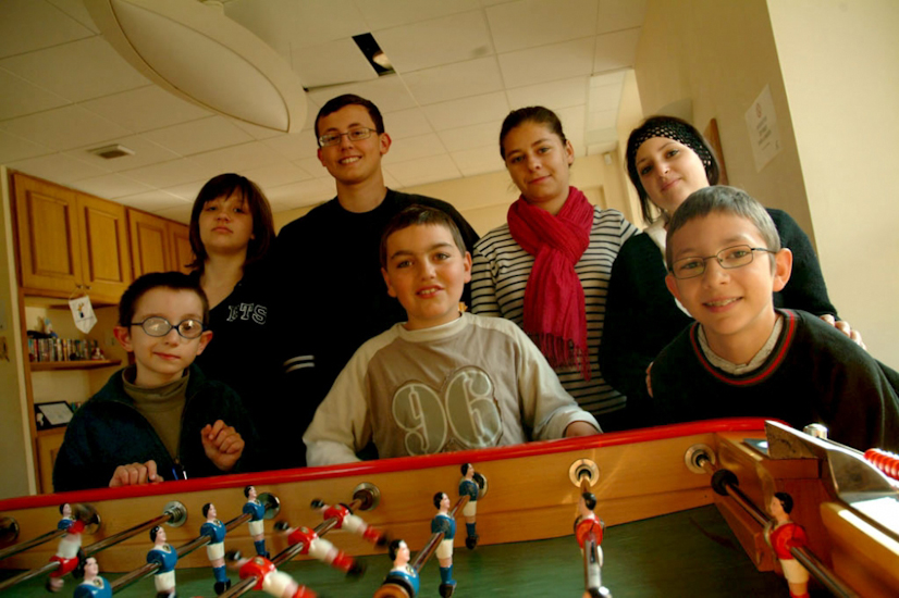 L’équipe est tellement soudée qu’il y a trop de joueurs pour le baby foot ! (Nicolas, Edwige, Edouard, Florian et Paul).