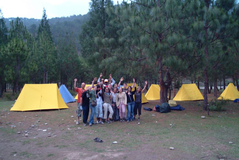 Fin d’après-midi, après nous être bien baladés, nous nous retrouvons avec nos amis du VAST devant le camp où nous passerons la nuit. / Late afternoon, after a long walk, we meet up with our VAST friends in front of the campsite where we will spend the nig