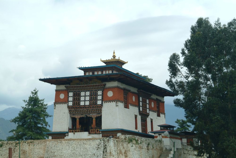 Comme toujours, nous restons ébahis devant la beauté de l’architecture bhoutanaise. / as always we are stunned by the beauty of the Bhutanese architecture