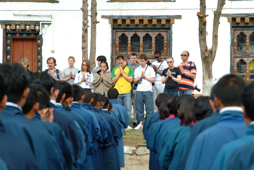 Nous sommes accueillis chaleureusement et invités à partager la prière des étudiants. / the welcoming is very warm and we invited to share the students prayers