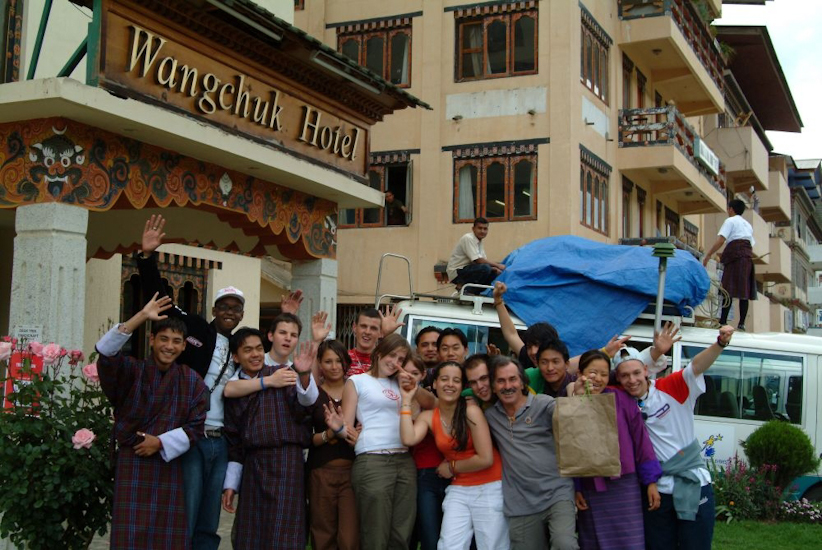 Nous quittons notre hotel et toute sa joyeuse équipe vers 15h. Destination : Paro ! / We leave our hotel and its joyful team around 3 pm. Our destination: Paro!