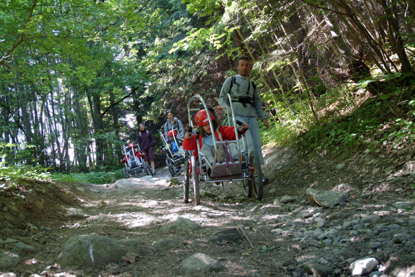 Manon part en éclairage dans les chemins tortueux de la forêt.