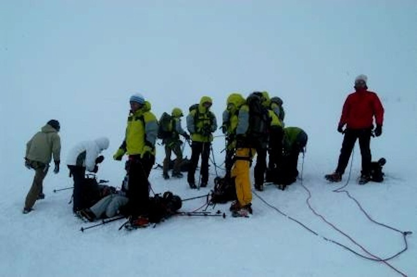 Casse-croûte et briefing au sommet dans une tempête de neige !