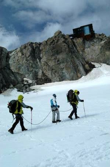 Enfin on aperçoit notre refuge, le refuge des Cosmiques qui culmine à 3613 mètres d’altitude !
