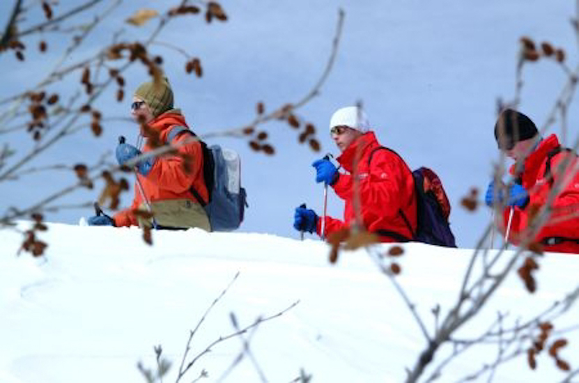 Sur une couche de neige encore épaisse, Pauline, Loïc et Aurélien s’appliquent à se suivre à la trace.