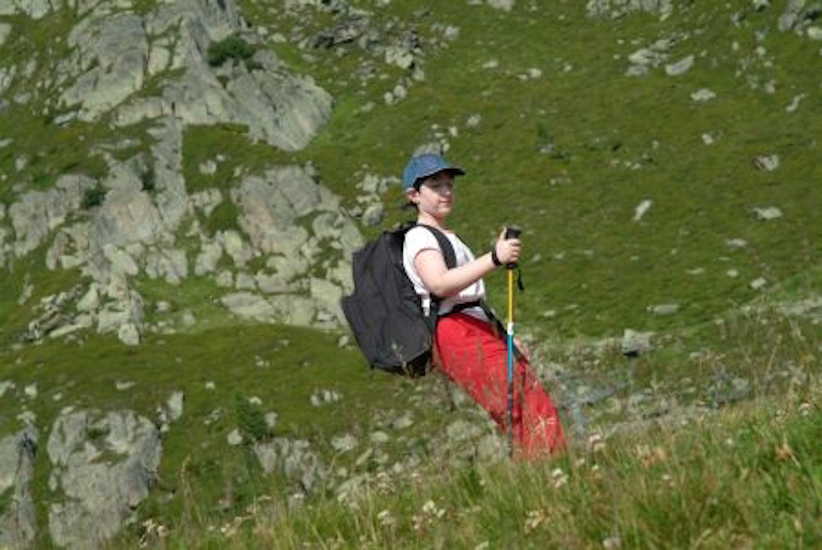On ne saura jamais si Marion a des skis aux pieds pour cette descente…