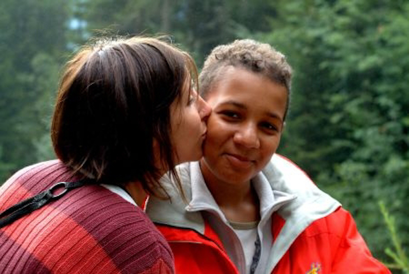 En échange, la douce Anne ne souhaite une bise que de Oumar…