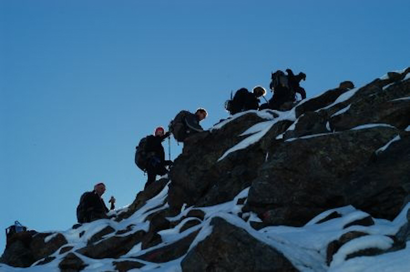 Et c’est parti pour une longue journée de grimpe vers notre refuge à 3800 mètres d’altitude.