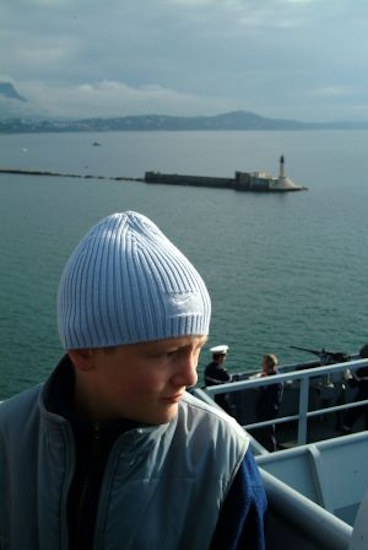 Emmanuel, l’air tout à fait marin, scrute l’horizon qui s’ouvre devant nous.