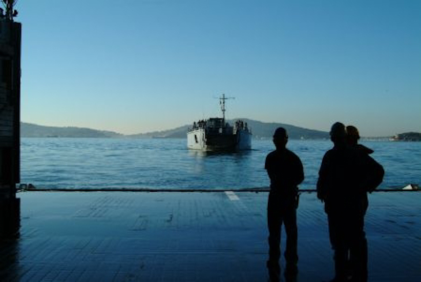 Début de matinée et démarrage des opérations de transfert de véhicules et de troupes.