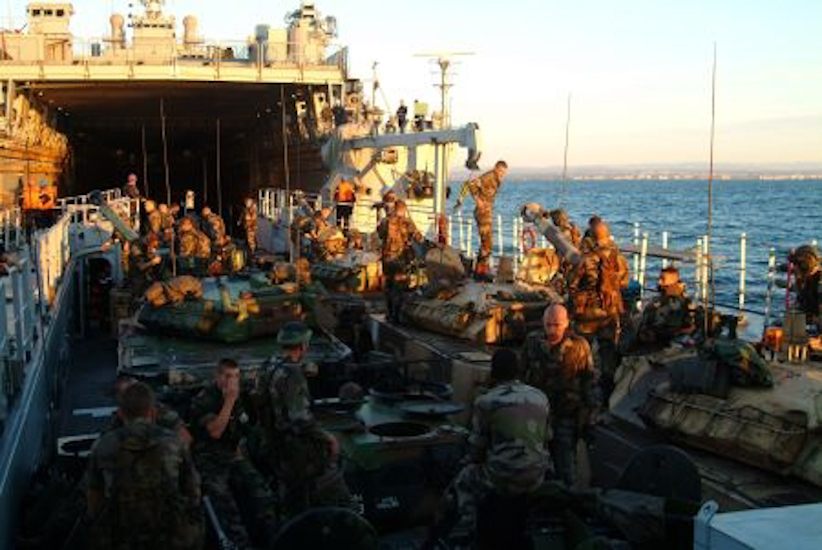 Nous partageons l’embarcation avec une foule de soldats que nous devons débarquer aux alentours de Palavas les Flots.