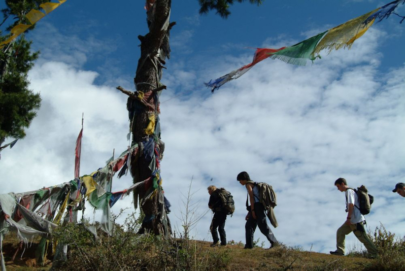 Aujourd’hui, il faut la forme ! 3 bonnes heures de marche pour se rendre au monastère de Phajoding… / We need to be fit today: it’s 3 hours walk up to the Phajoding monastery