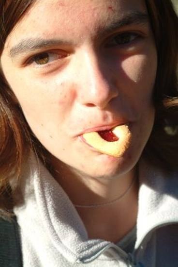 Malvina ! on ne tire pas la langue aux gens !