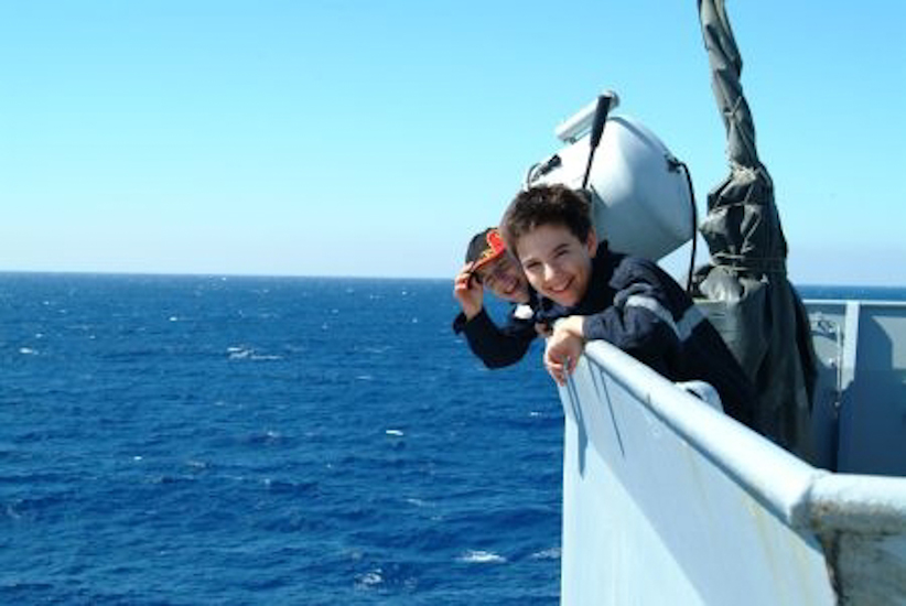A l’avant du bateau, sous un soleil tout méditerranéen, Johnny et Robin en plein vent.