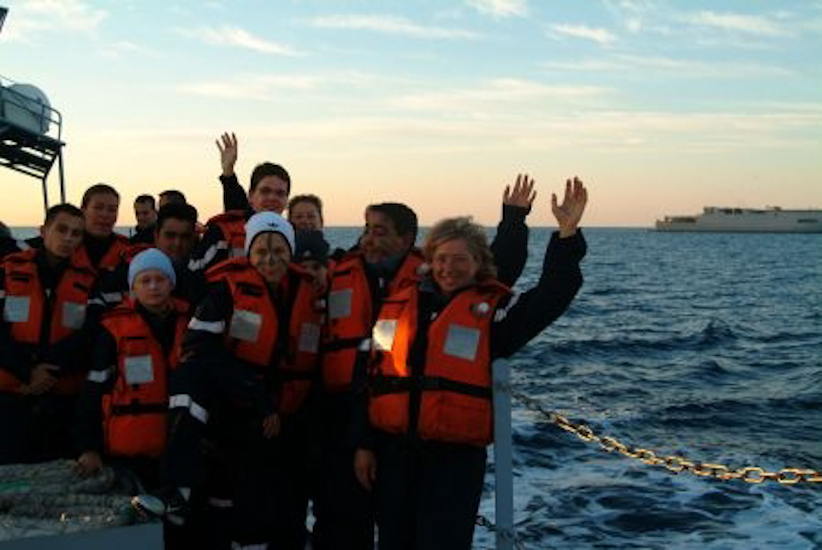 Vêtus de nos gilets de sauvetage, nous entourons Christine en nous éloignant du Siroco.