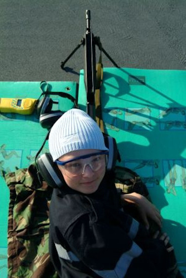 La position du tireur couché… mais souriant: Emmanuel !