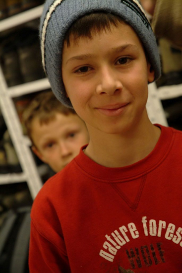 Clément, lui, est descendu pour prendre tous les vêtements nécessaires à la vie en montagne. Pas trop petit le bonnet ?