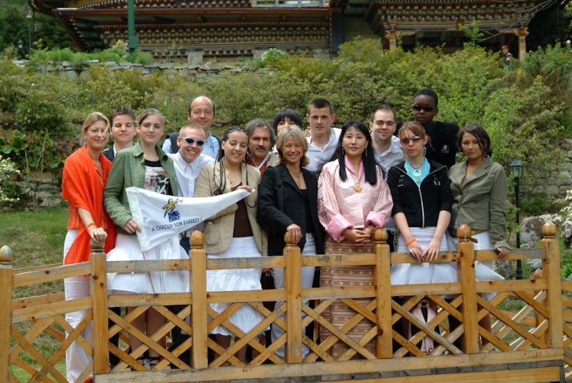 Dans le jardin du palais, la Reine accepte avec beaucoup de joie de poser avec nous tous. / In the palace garden, the Queen accepts with much enthusiasm to take the pose with us all.