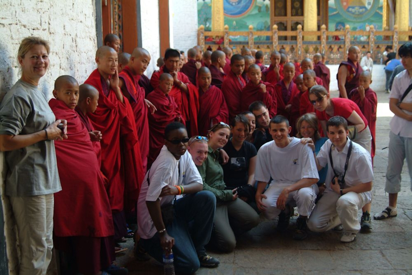 Jour de chance pour nous, le roi est en visite au dzong ! Les moines sont en ébulition. / Lucky day for us: the King is also visiting the Dzong! The monks are just so excited!