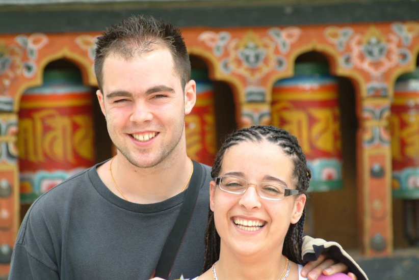Les sourires  de Matthieu et Sabrina, devant les moulins à prières… / Matthieu and Sabrina smiling in front of prayer wheels